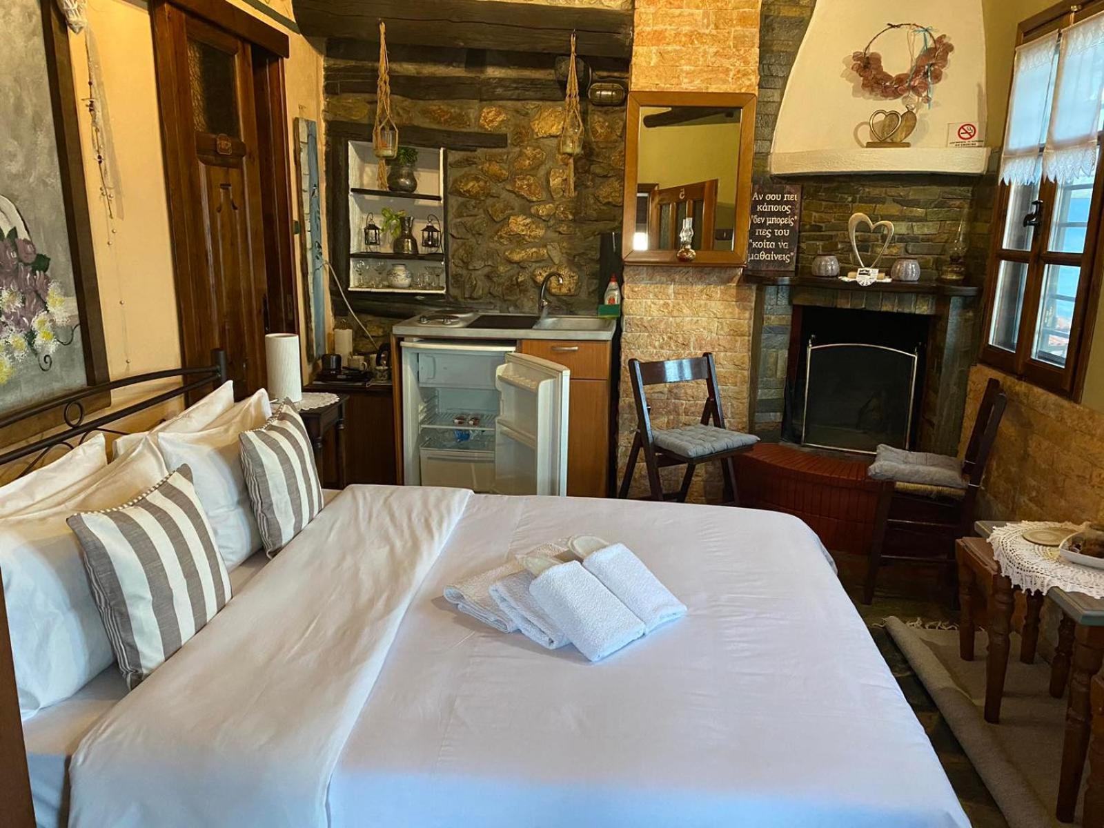 Traditional Guesthouse Erato Палеос-Пантелеймонас Экстерьер фото